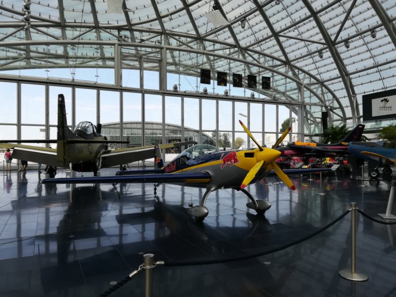 insidehangar76.jpg